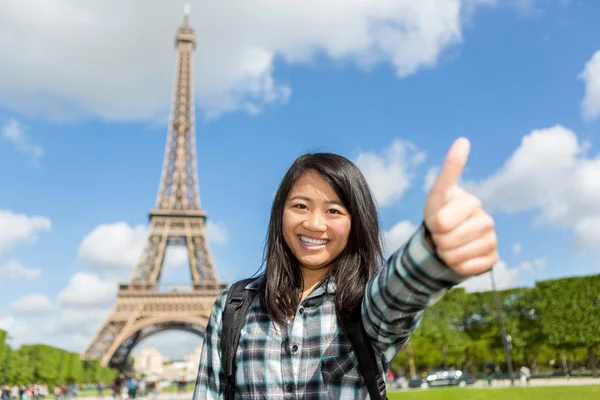 Unga attraktiva asiatiska turister njuter av hennes paris-resa — Stockfoto