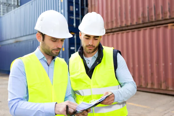 Dock worker and supervisor checking containers data on tablet — Stock Photo, Image