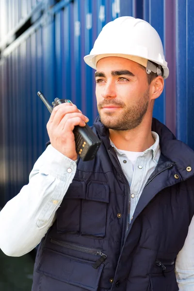 Mueble atractivo joven usando walkie talkie en el trabajo —  Fotos de Stock