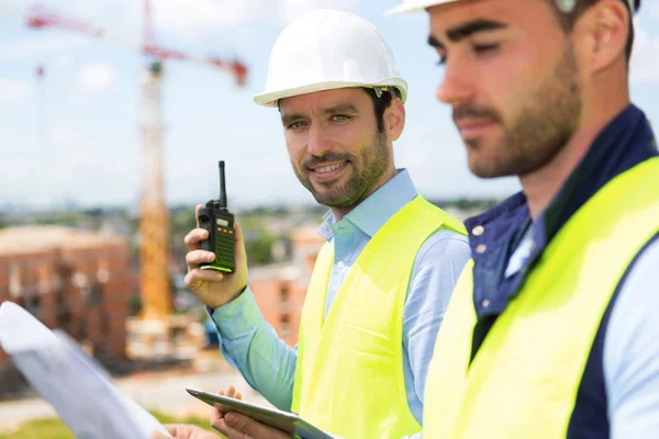 Portrait of an attractive architect on a construction site — Stock Photo, Image