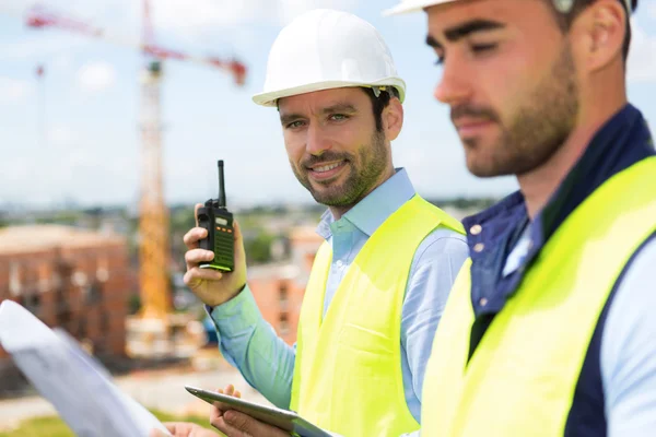 Porträt eines attraktiven Architekten auf einer Baustelle — Stockfoto