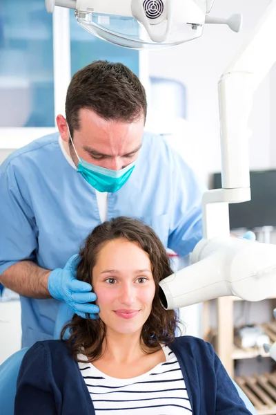 Mladá atraktivní zubař dělá radiografii žena zubů — Stock fotografie