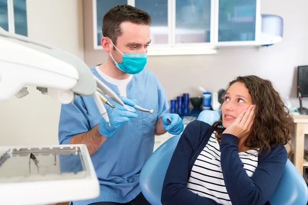 Junge attraktive Frau, die Angst hat, von einem Zahnarzt geheilt zu werden — Stockfoto