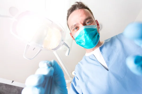 Vista desde el paciente de un dentista en el trabajo — Foto de Stock