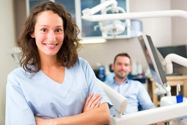 Porträt eines jungen attraktiven Zahnarztes in seinem Büro — Stockfoto