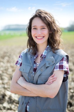 Genç bir çekici çiftçi alanlarında portresi