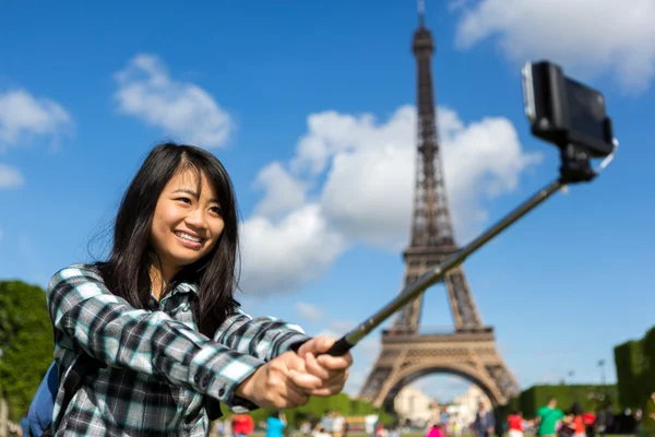 Молодий привабливою азіатських туристичних в Парижі беручи selfie — стокове фото