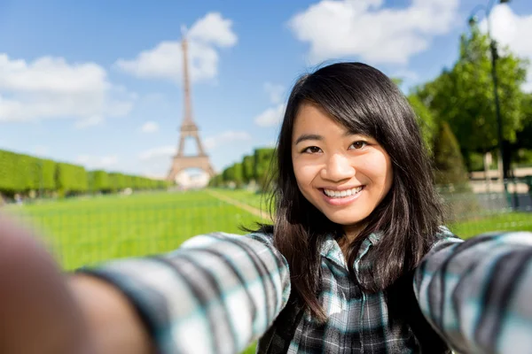 Unga attraktiva asiatiska turist i paris med selfie — Stockfoto