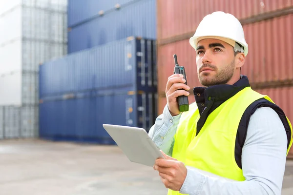 Jovem atrativo docker usando tablet no trabalho — Fotografia de Stock