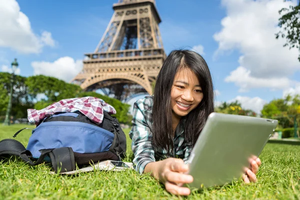 Genç çekici Asya turizm Paris'te tablet kullanma — Stok fotoğraf