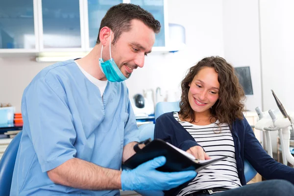 Junge attraktive Zahnarztprogramme nächster Termin — Stockfoto