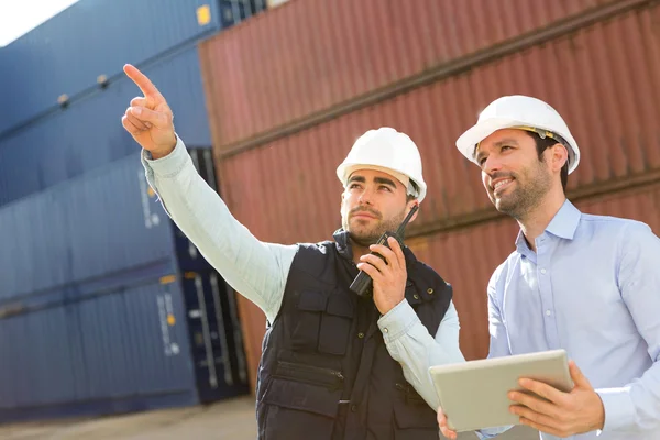 Trabajador muestra a supervisor sistema de seguridad de la creación de — Foto de Stock