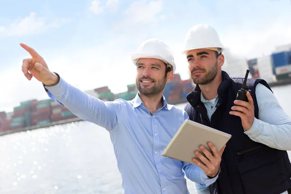 Worker shows to supervisor security system setting up — Stock Photo, Image