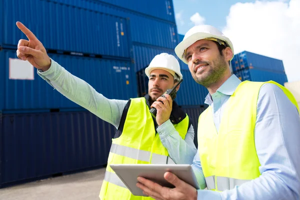 Worker shows to supervisor security system setting up — Stock Photo, Image