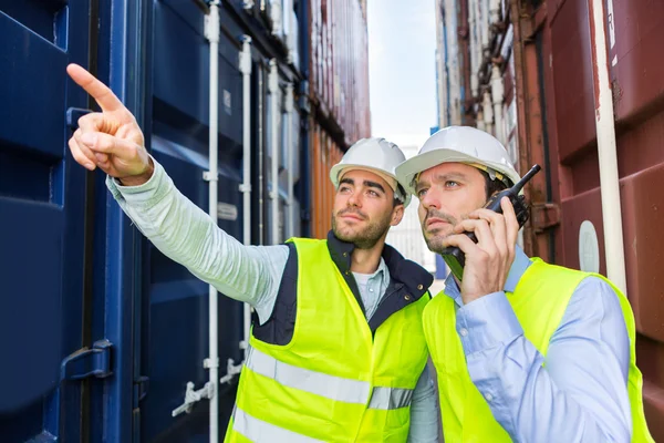 Worker shows to supervisor security system setting up — Stock Photo, Image