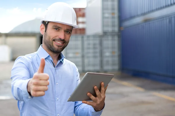 Joven ingeniero atractivo usando tableta en el muelle — Foto de Stock