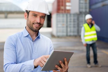 Genç çekici mühendis tablet dock cihazını kullanma