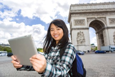 genç çekici Asya turizm Paris'te tablet kullanma