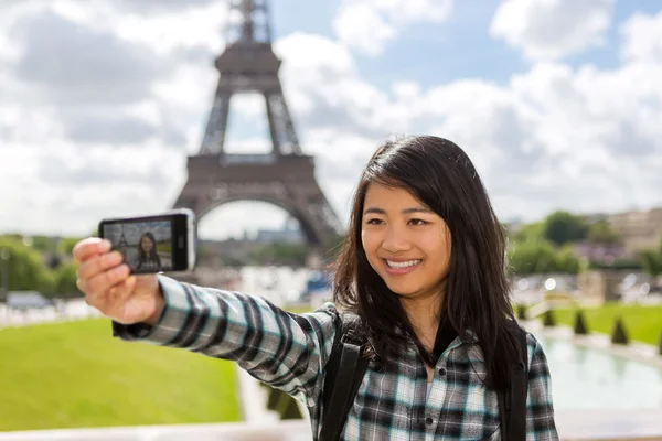 Joven atractivo asiático turista en Paris tomando selfie —  Fotos de Stock
