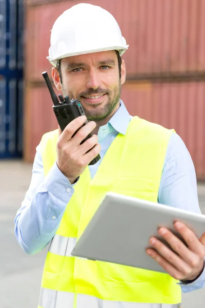 Jonge aantrekkelijke docker met behulp van Tablet PC op het werk — Stockfoto