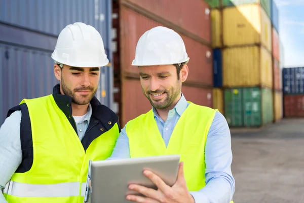 Dos jóvenes atractivas estibadoras trabajando en el muelle — Foto de Stock