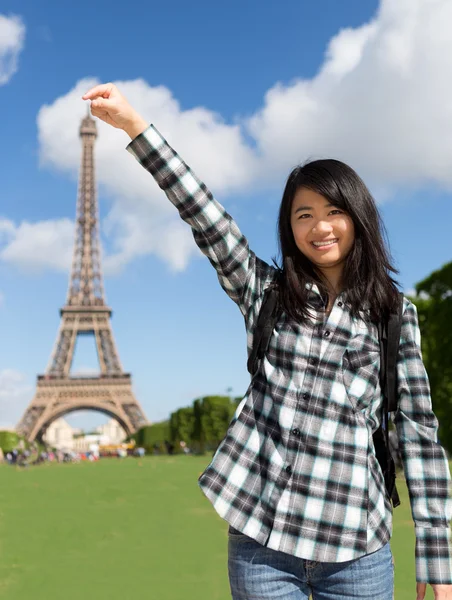 Молодий привабливою азіатських туристичних перед Ейфелева вежа — стокове фото