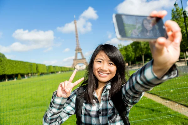 Unga attraktiva asiatiska turist i paris med selfie — Stockfoto