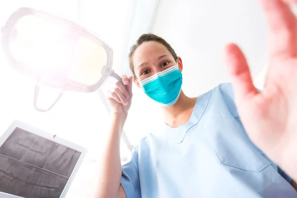 Vista desde el paciente de un dentista en el trabajo — Foto de Stock