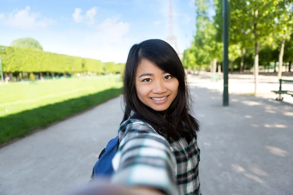 Jovem atraente asiático turista em Paris tomando selfie — Fotografia de Stock