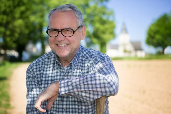 Porträtt av en attraktiv senior på landsbygden — Stockfoto