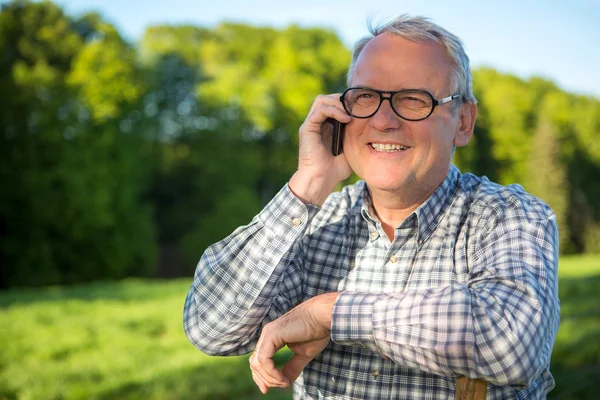 Porträtt av en attraktiv senior på landsbygden — Stockfoto