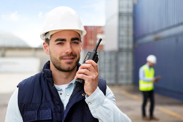 Mladá atraktivní docker použití talkie walkie v práci — Stock fotografie