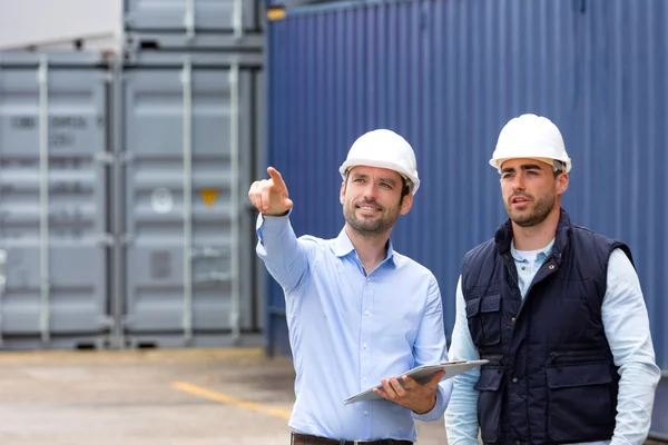 Worker shows to supervisor security system setting up — Stock Photo, Image