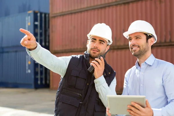Worker shows to supervisor security system setting up — Stock Photo, Image