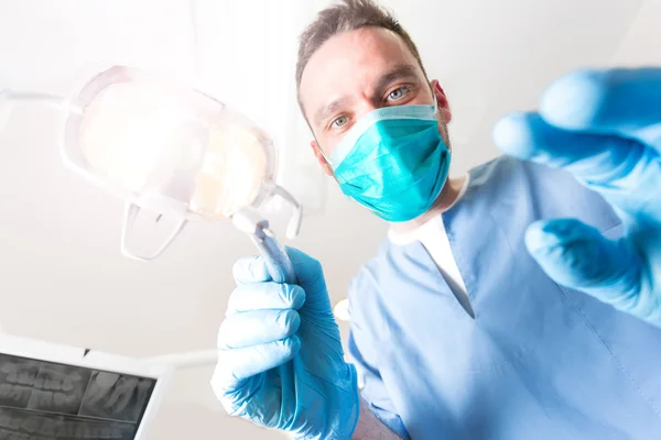 Вид от пациента стоматолога на работе — стоковое фото