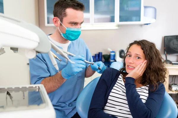 Mladá atraktivní žena bojí, aby se vyléčit zubař — Stock fotografie