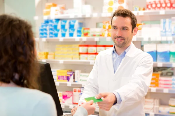 Attraente farmacista che prende carta di assicurazione Healt — Foto Stock