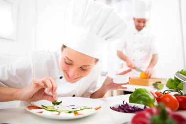 genç çekici profesyonel şef mutfağında yemek