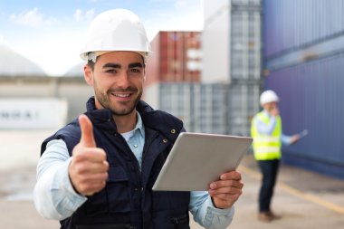 Tablet iş kullanarak genç çekici liman işçisi