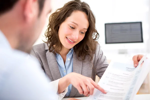 Giovane donna attraente durante il colloquio di lavoro — Foto Stock