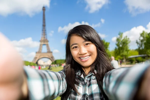 Unga attraktiva asiatiska turist i paris med selfie — Stockfoto