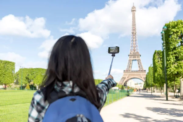Young attractive asian tourist in Paris taking selfie — Stock Photo, Image