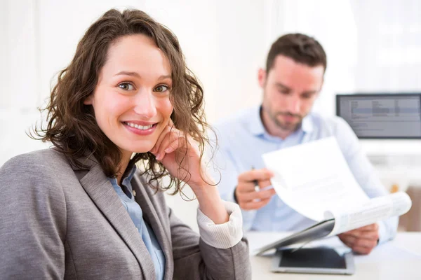 Giovane donna attraente durante il colloquio di lavoro — Foto Stock