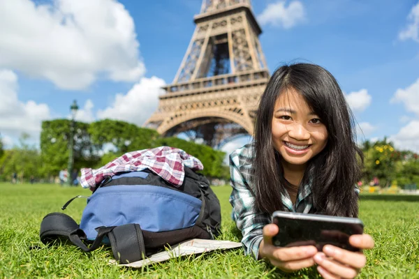 Jonge aantrekkelijke Aziatische toeristische smartphone tablet in Parijs — Stockfoto