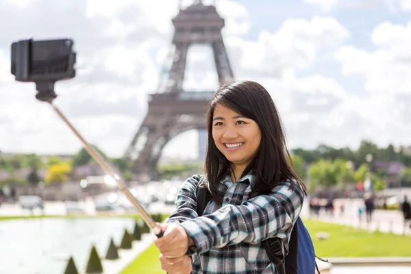 Unga attraktiva asiatiska turist i paris med selfie — Stockfoto