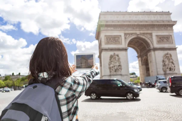 Young attractive asian tourist taking pictures in Paris — Stock Photo, Image