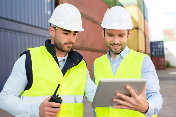 Two young attractives dockers working on the dock — Stock Photo, Image