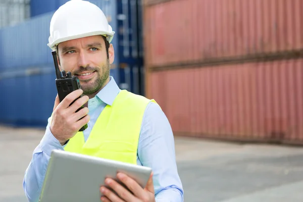 Jovem atrativo docker usando tablet no trabalho — Fotografia de Stock