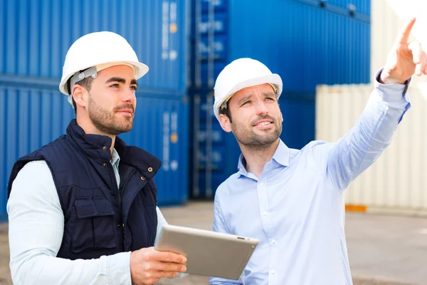 Engineer and worker speaking about work on the dock — Stock Photo, Image