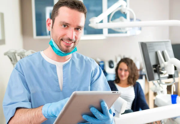Porträt eines jungen attraktiven Zahnarztes in seinem Büro — Stockfoto